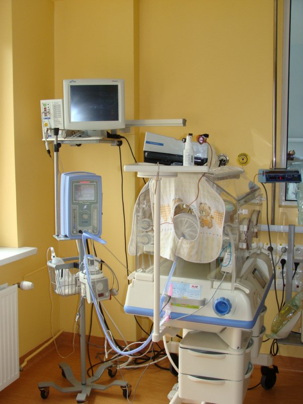Inkubator z wcześniakiem podłączonym do CPAP i Kardiomonitora
